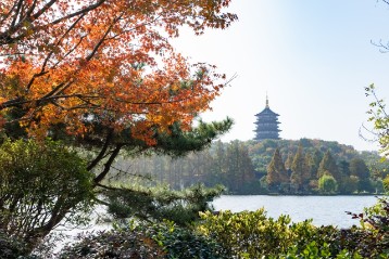 杭州的西湖、雷峰塔是著名的觀光景點之一，夕陽西下時的餘暉映照雷峰塔形成著名的雷峰夕照景觀，為西湖十景之一。